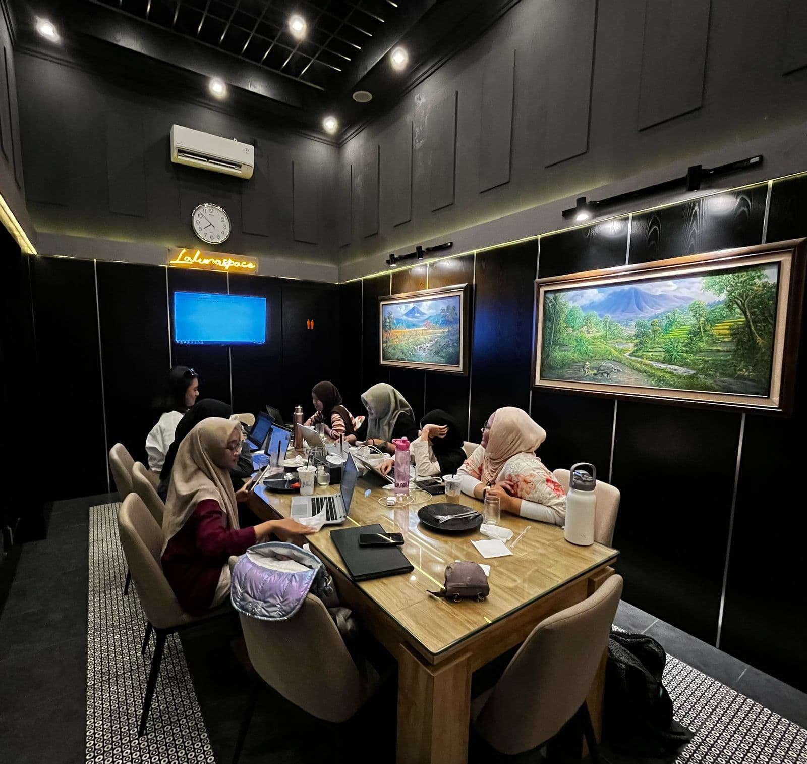 Meeting tim di VIP Room La Luna Space